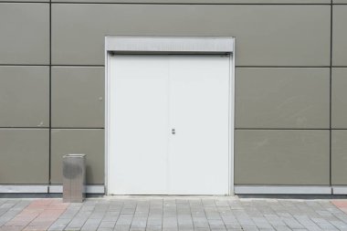 Sokak duvarı ve kapı kaldırımları