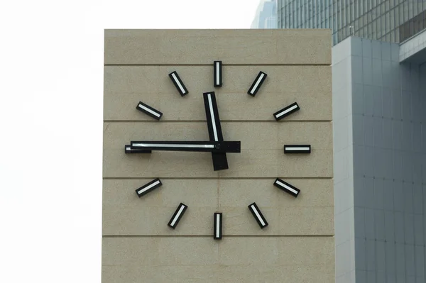 Δρόμο Ρολόι Της Πόλης Ώρες Και Λεπτά Σύγχρονο Κτίριο Στο — Φωτογραφία Αρχείου