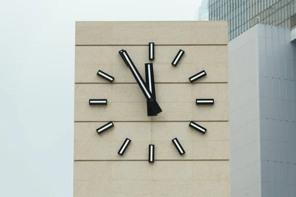 Rua Relógio Cidade Horas Minutos Edifício Moderno Fundo — Fotografia de Stock