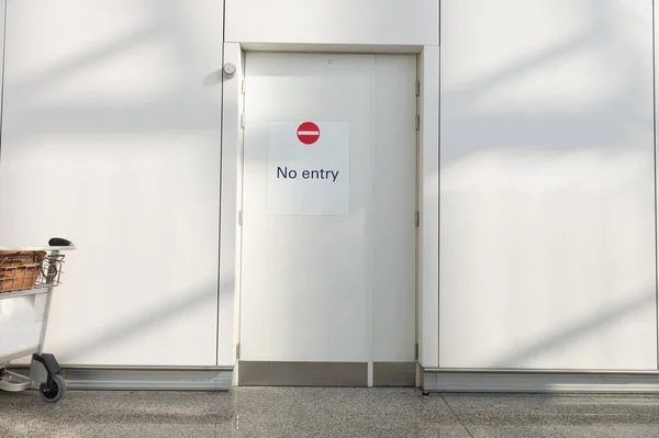 Pared Del Edificio Con Puerta Sin Entrada —  Fotos de Stock