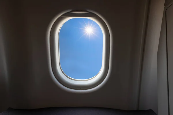 Vuelo Avión Vista Ventana Cielo Azul Con Sol —  Fotos de Stock