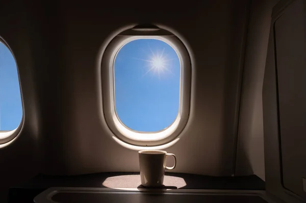 Vuelo Avión Vista Ventana Cielo Azul Con Sol Taza Mesa —  Fotos de Stock