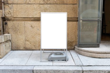 Sokak duvarında kocaman boş bir ilan panosu, kendi metnini ekleyebileceğin pankartlar.