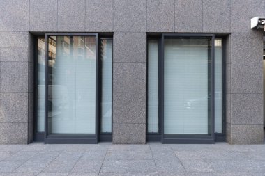 Büyük Pencere ve İsim Yeri olan Dükkan Dükkanı Önü