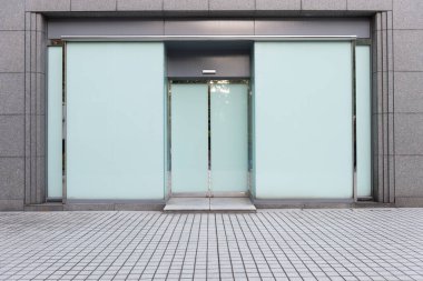 Büyük Pencere ve İsim Yeri olan Dükkan Dükkanı Önü