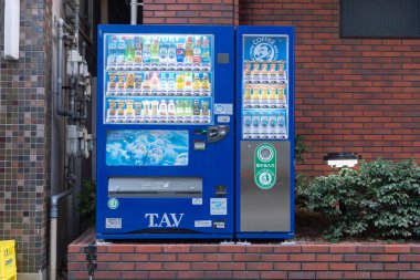 Osaka, Japonya - Ekim 2019: Osaka 'daki çeşitli şirketlerin satış makineleri. Japonya dünyada kişi başına düşen satış makinesinin en yüksek sayısına sahip yaklaşık 1 ila 23 kişi..