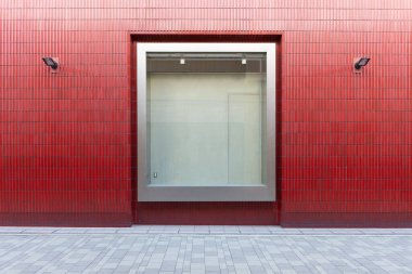 Büyük Pencere ve İsim Yeri olan Dükkan Dükkanı Önü