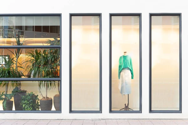 Schaufenster Von Einkaufszentren Pflanzen Töpfen Und Modebekleidung — Stockfoto