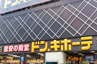 Osaka, Japonya - Ekim 2019: Popüler indirim mağazası DON QUIJOTE (DONKI), Shibuya 'daki Mega Don Quijote. Mega Don Quijote Co., Ltd. bir indirim mağazası.