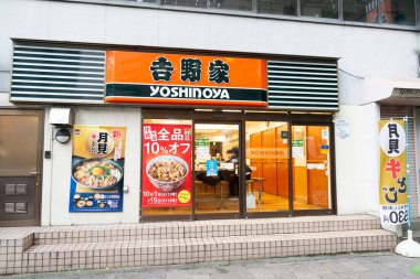 Osaka, Japonya - Ekim 2019: Yoshinoya Gyudon Lokantası (Shimo Takaido, Suginami koğuşunda şube), Takaido tren istasyonu yakınında. Yoshinoya Japonya 'daki en büyük restoran zincirlerinden biridir..
