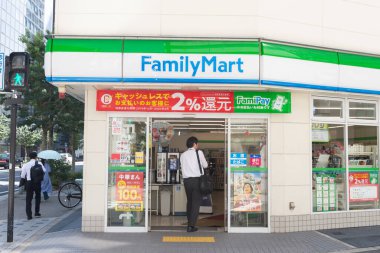 Osaka, Japonya - Ekim 2019: FamilyMart Osaka, Japonya 'da 24 saat açık bir mağaza. Family ilyMart, Japonya 'daki en büyük market zincirlerinden biridir.