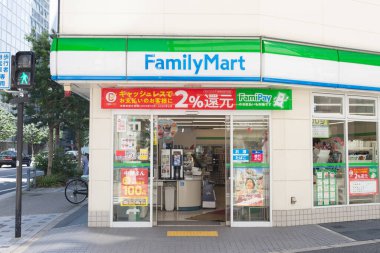 Osaka, Japonya - Ekim 2019: FamilyMart Osaka, Japonya 'da 24 saat açık bir mağaza. Family ilyMart, Japonya 'daki en büyük market zincirlerinden biridir.