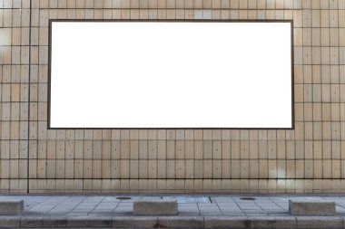 Büyük Pencere ve İsim Yeri olan Dükkan Dükkanı Önü