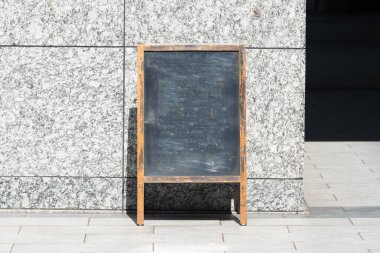 Sokak duvarında kocaman boş bir ilan panosu, kendi metnini ekleyebileceğin pankartlar.