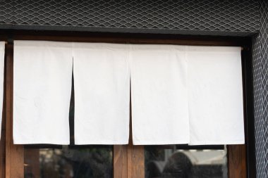 Geleneksel Japon restoranları ve dükkanlarının önünde asılı duran perde benzeri kumaş sadece bir tabela değil, aynı zamanda daha büyük bir anlam da taşıyor.,