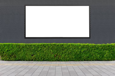 Sokak duvarında kocaman boş bir ilan panosu, kendi metnini ekleyebileceğin pankartlar.