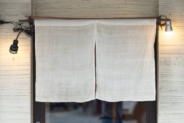 Geleneksel Japon restoranları ve dükkanlarının önünde asılı duran perde benzeri kumaş sadece bir tabela değil, aynı zamanda daha büyük bir anlam da taşıyor.,
