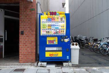 Osaka, Japonya - Ekim 2019: Osaka 'daki çeşitli şirketlerin satış makineleri. Japonya dünyada kişi başına düşen satış makinesinin en yüksek sayısına sahip yaklaşık 1 ila 23 kişi..
