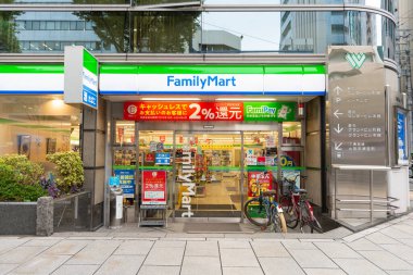 Osaka, Japonya - Ekim 2019: FamilyMart Osaka, Japonya 'da 24 saat açık bir mağaza. Family ilyMart, Japonya 'daki en büyük market zincirlerinden biridir.