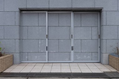 Sokak duvarı ve kapı kenarındaki kaldırım