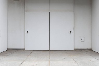 Sokak duvarı ve kapı kenarındaki kaldırım