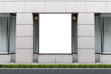 Büyük Pencere ve İsim Yeri olan Dükkan Dükkanı Önü