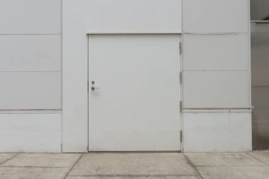 Sokak duvarı ve kapı kenarındaki kaldırım