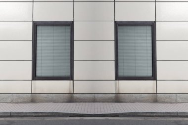 Büyük Pencere ve İsim Yeri olan Dükkan Dükkanı Önü