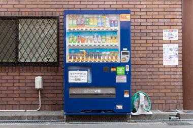 Osaka, Japonya - Ekim 2019: Osaka 'daki çeşitli şirketlerin satış makineleri. Japonya dünyada kişi başına düşen satış makinesinin en yüksek sayısına sahip yaklaşık 1 ila 23 kişi..