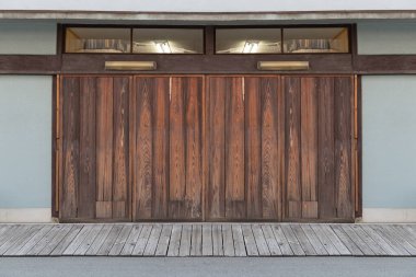 Sokak duvarı ve kapı kenarındaki kaldırım