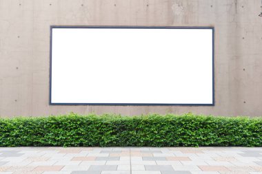 Büyük Pencere ve İsim Yeri olan Dükkan Dükkanı Önü