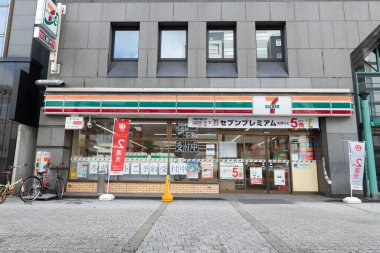 Osaka, Japonya - Ekim 2019 Osaka, Japonya 'da 11 mağaza. 7-Eleven uluslararası bir market zinciri..