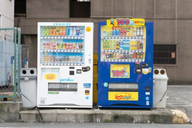 Osaka, Japonya - Ekim 2019: Osaka 'daki çeşitli şirketlerin satış makineleri. Japonya dünyada kişi başına düşen satış makinesinin en yüksek sayısına sahip yaklaşık 1 ila 23 kişi..