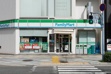 Osaka, Japonya - Ekim 2019: FamilyMart Osaka, Japonya 'da 24 saat açık bir mağaza. Family ilyMart, Japonya 'daki en büyük market zincirlerinden biridir.