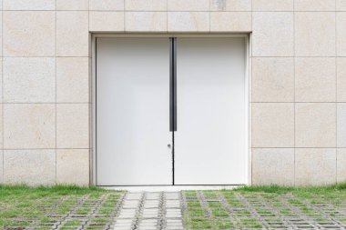 Sokak duvarı ve kapı kenarındaki kaldırım