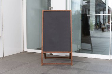 Sokak duvarında kocaman boş bir ilan panosu, kendi metnini ekleyebileceğin pankartlar.