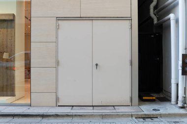 Sokak duvarı ve kapı kenarındaki kaldırım