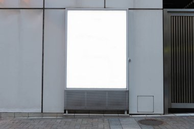 Sokak duvarında kocaman boş bir ilan panosu, kendi metnini ekleyebileceğin pankartlar.