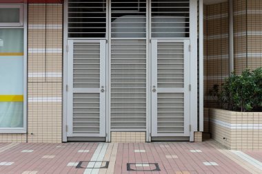 Sokak duvarı ve kapı kenarındaki kaldırım