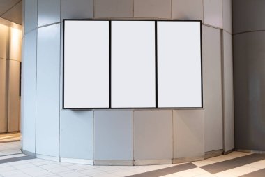 Sokak duvarında kocaman boş bir ilan panosu, kendi metnini ekleyebileceğin pankartlar.