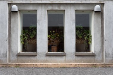 Büyük Pencere ve İsim Yeri olan Dükkan Dükkanı Önü