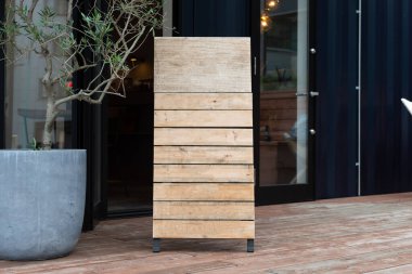 Sokak duvarında kocaman boş bir ilan panosu, kendi metnini ekleyebileceğin pankartlar.