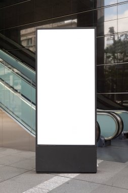 Sokak duvarında kocaman boş bir ilan panosu, kendi metnini ekleyebileceğin pankartlar.