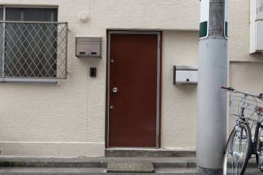 Sokak duvarı ve kapı kenarındaki kaldırım