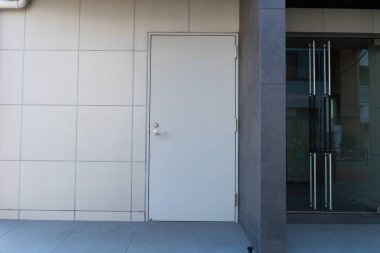 Sokak duvarı ve kapı kenarındaki kaldırım