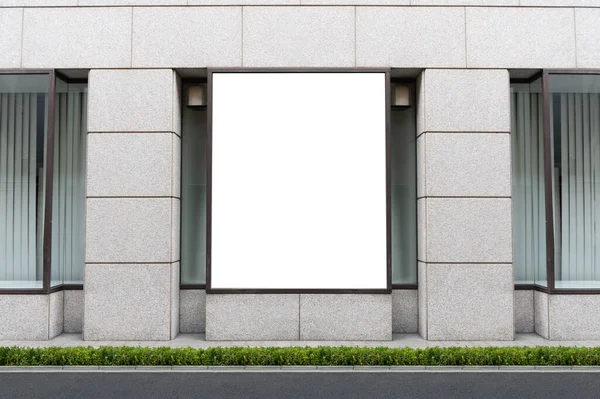 Büyük Pencere ve İsim Yeri olan Dükkan Dükkanı Önü