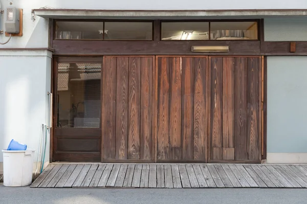 Sokak duvarı ve kapı kenarındaki kaldırım