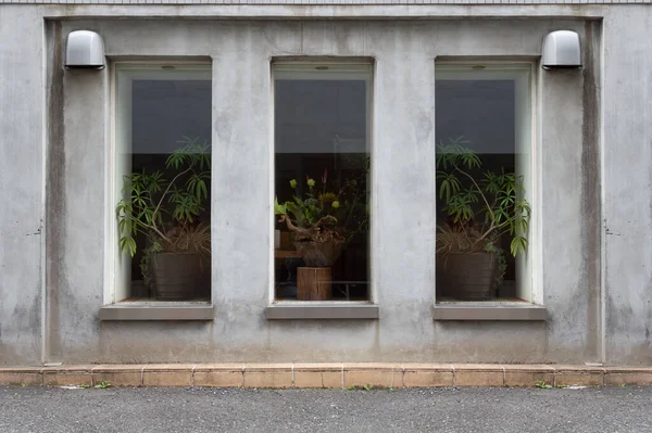 Büyük Pencere ve İsim Yeri olan Dükkan Dükkanı Önü