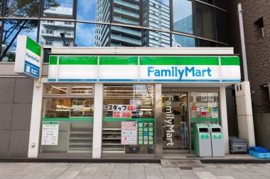 Osaka, Japonya - Ekim 2019: FamilyMart Osaka, Japonya 'da 24 saat açık bir mağaza. Family ilyMart, Japonya 'daki en büyük market zincirlerinden biridir.