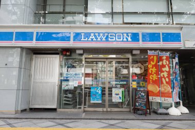 Osaka, Japonya - Ekim 2019: OSAKA, Japonya 'da Lawson mağazası. Japonya 'da 9,065 Lawson marka mağazası var.